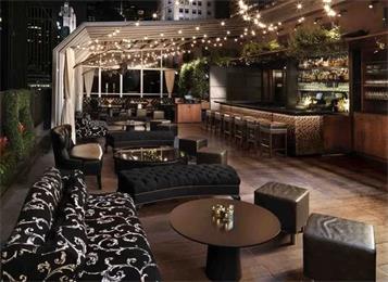 酒吧（ba）休閑桌椅溫馨吧台吧椅酒（jiǔ）吧桌（zhuō）椅家具定（dìng）做