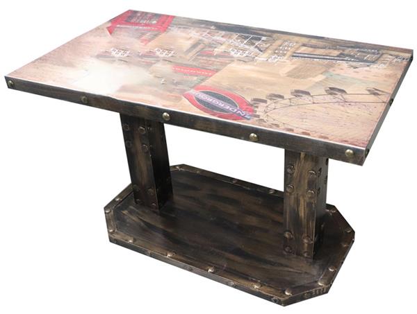 西餐廳主題工業風方(fāng)餐(cān)桌_仿古實木銅釘鐵皮(pí)包邊_定製桌麵印(yìn)花餐桌