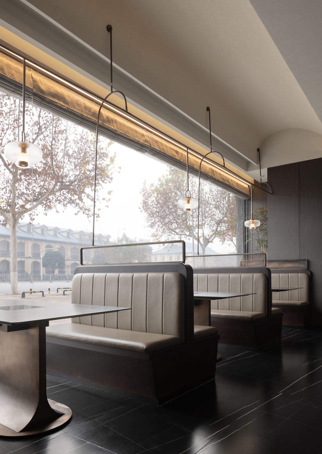 岩板火鍋桌椅（yǐ）