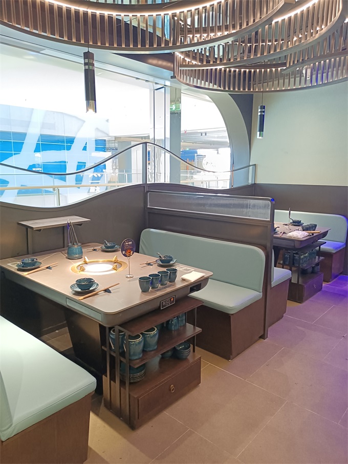 湊湊（còu）火鍋店家具