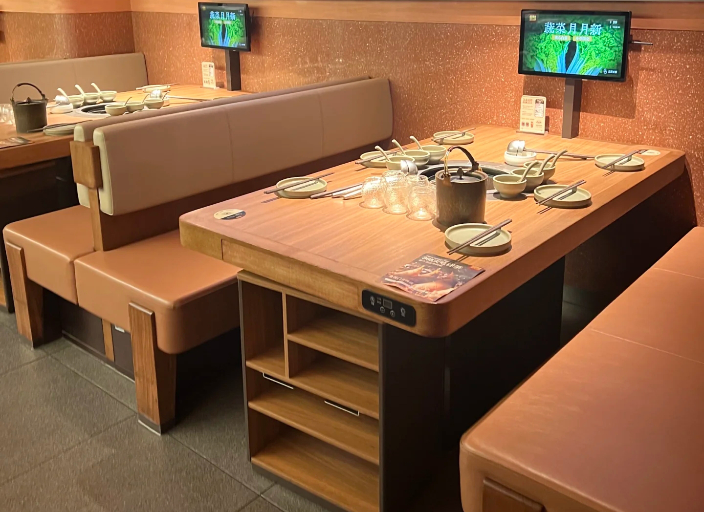 火鍋店桌（zhuō）椅定製：巴奴火