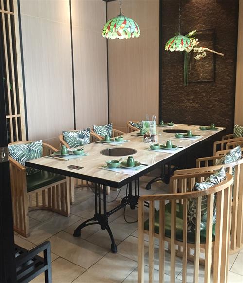 椰（yē）子雞火鍋桌椅