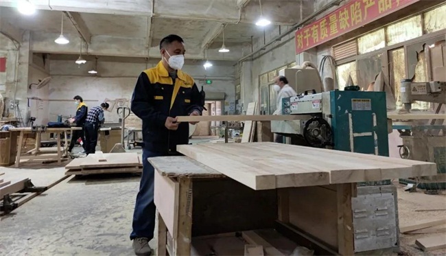 海德利總經理穀先生（shēng）每天親臨一線，親自操作機器參與生產