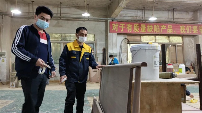 總經理與副總（zǒng）經理一起檢測家具質量