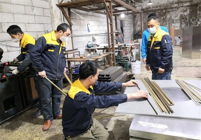 總經理與兩位樣板工程師一起商討（tǎo）不（bú）鏽鋼家具工藝