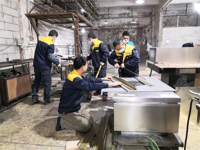 總經理（lǐ）到五（wǔ）金（jīn）車間檢測（cè）不鏽鋼材料是否達標（biāo）