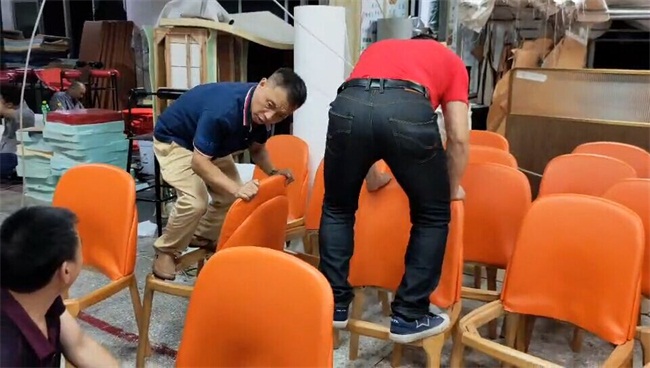 總經理跳上椅子框架，親自示範如（rú）何檢測質量