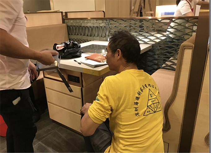 海(hǎi)德利家工廠師傅現場安裝海底撈家具(無煙火鍋桌)