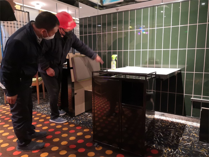 海德利總經理在稻香餐廳與師傅溝通家具擺放的位（wèi）置