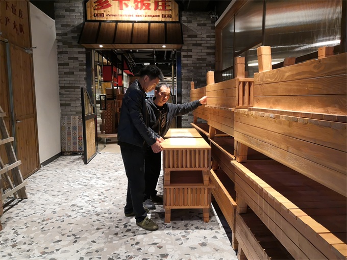 海德利總經理督促（cù）安裝師傅組（zǔ）裝前要再次確認產品質量