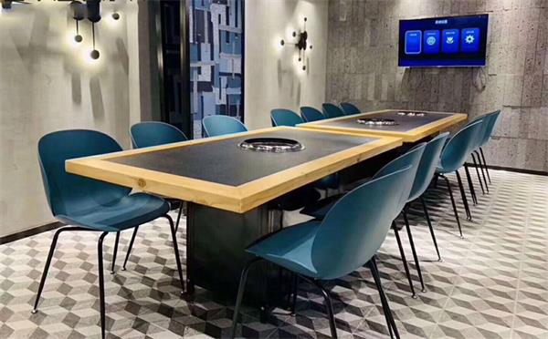 日式烤（kǎo）肉店自帶排煙淨化烤肉桌