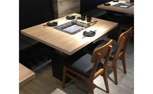日式燒（shāo）肉店帶抽風淨化的烤肉桌