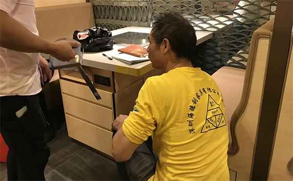 海德利家具工（gōng）程部現場安裝海底撈火（huǒ）鍋桌椅