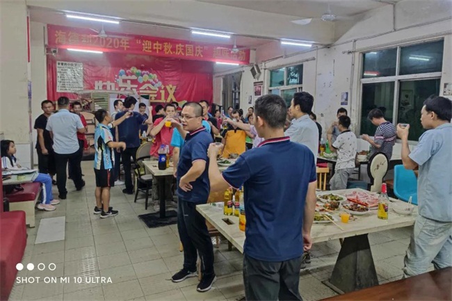 穀（gǔ）先生和全體家人共同舉杯慶佳節（jiē）