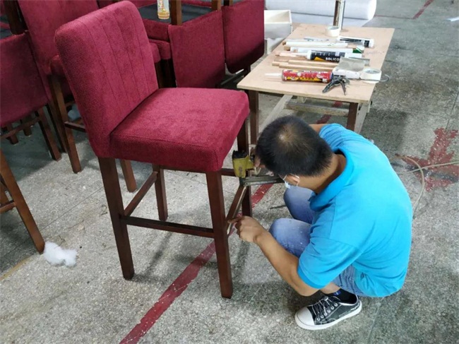 深圳lavo酒吧實木布藝軟包吧椅（yǐ）由海德利設計（jì）生產，師傅正（zhèng）在做最後（hòu）組裝
