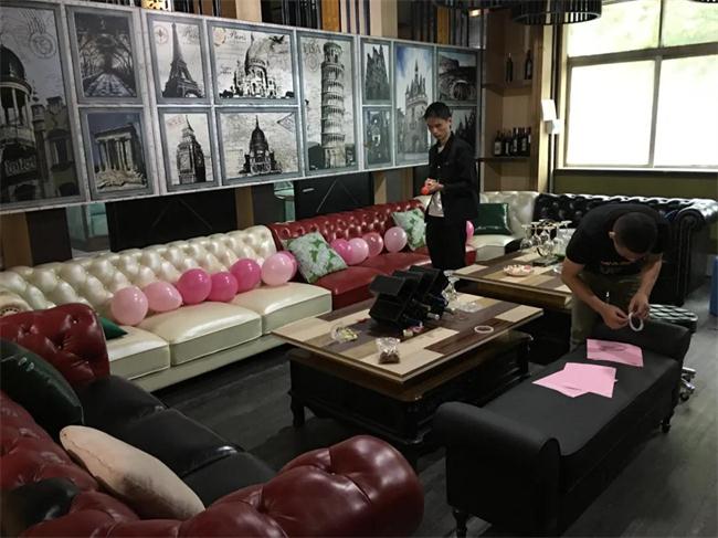 營運部小（xiǎo）夥伴們提前布置會場