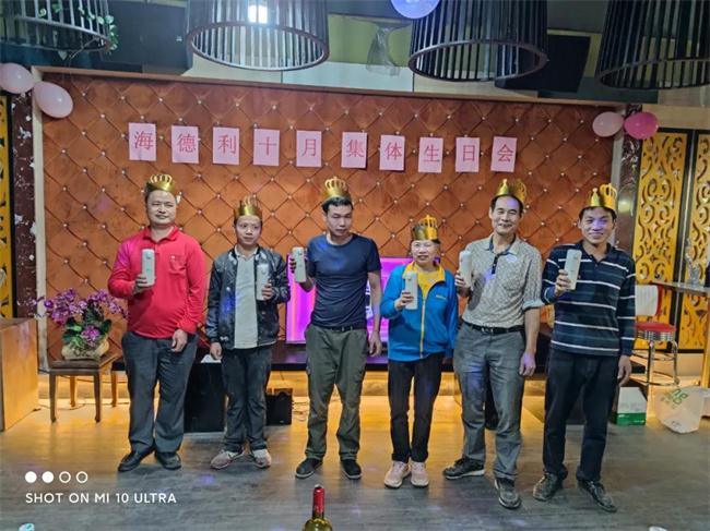 六位壽星（xīng）拿著禮物合照