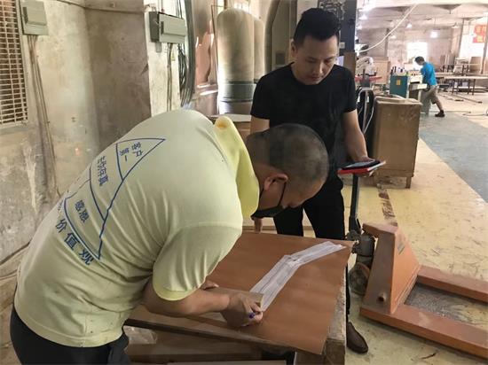 設計師看著產品工程師做首件家具（jù）前，按著1:1做出來（lái）的模板（bǎn），核對每一處（chù）比例。