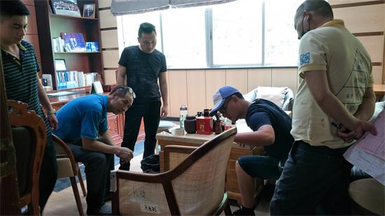 設計師與客戶、產（chǎn）品（pǐn）工程師（shī）和生產廠長一起對照家具，認（rèn）真檢查每一處細節，並（bìng）提出（chū）改進意見（jiàn）。